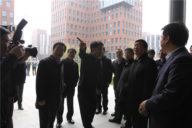 婁勤儉省長一行調(diào)研灃西新城大數(shù)據(jù)中心 
