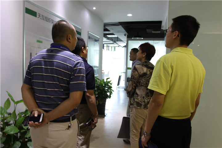 陜西省通信管理局領導一行參觀天互數(shù)據(jù)企業(yè)文化墻 