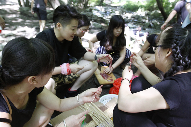 天互女童鞋準(zhǔn)備烤肉中