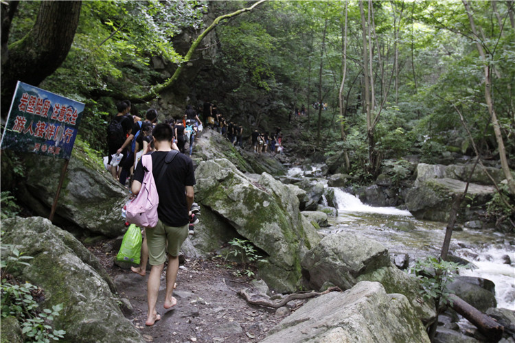 天互童鞋光腳上山 感受自然
