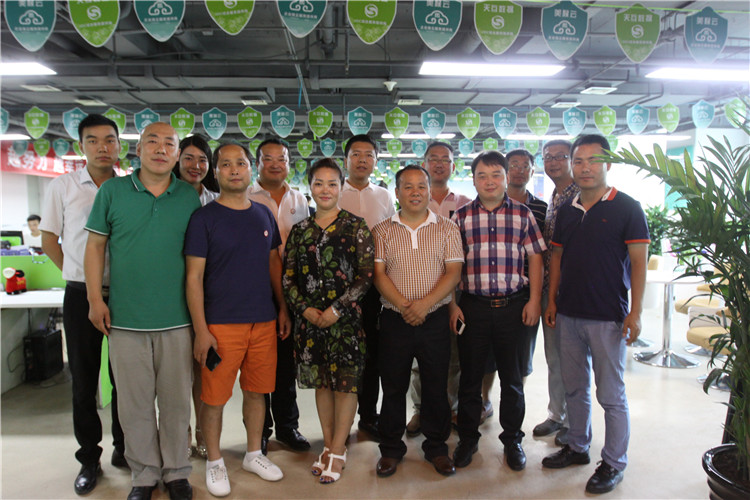 華山會(huì)相聚天互，共同探討如何在云端輕裝上陣
