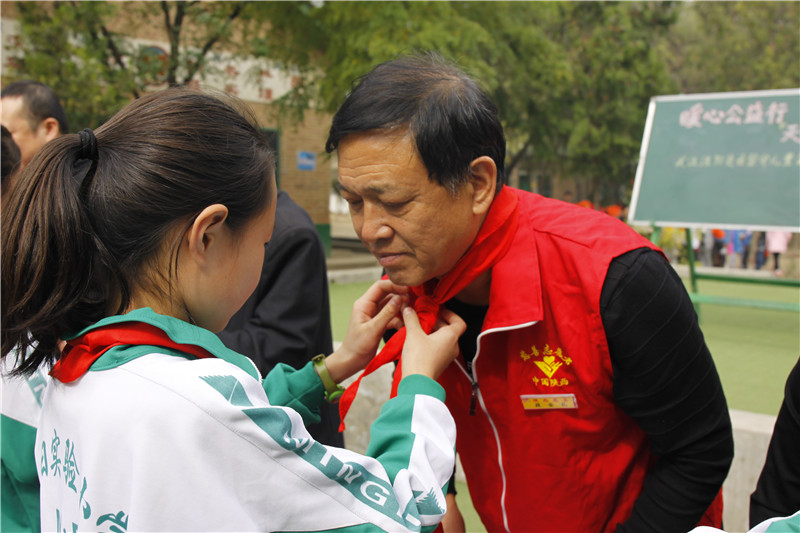 明日實(shí)驗(yàn)小學(xué)少先隊(duì)員為大美涇陽(yáng)公益組織領(lǐng)導(dǎo)佩戴紅領(lǐng)巾