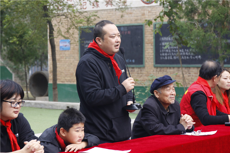 天互數(shù)據(jù)張總講話關(guān)切明日實(shí)驗(yàn)小學(xué)的孩子們