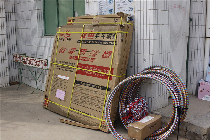 天互數(shù)據(jù)向涇陽(yáng)縣安吳鎮(zhèn)明日實(shí)驗(yàn)小學(xué)捐贈(zèng)的學(xué)習(xí)體育用品及暖心大禮包