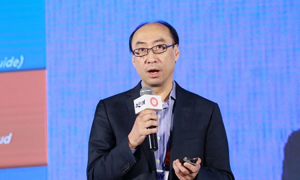 IBM大中華區(qū)云計(jì)算事業(yè)部CTO 陳國(guó)豪發(fā)表《重塑多云價(jià)值》主題演講