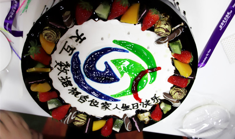帶有天互logo的生日蛋糕