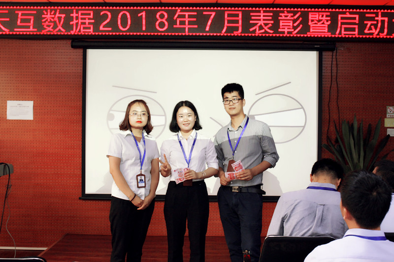 IDC二部新人魏文靜和宋亞鵬獲戰(zhàn)區(qū)總監(jiān)表彰