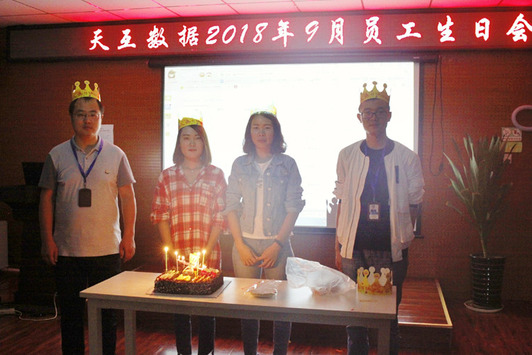 大家點(diǎn)燃蠟燭一起唱生日歌