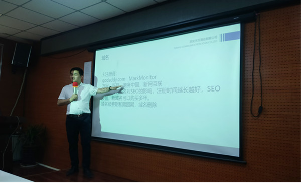 天互數(shù)據(jù)副總經(jīng)理為員工開展線下培訓(xùn)會