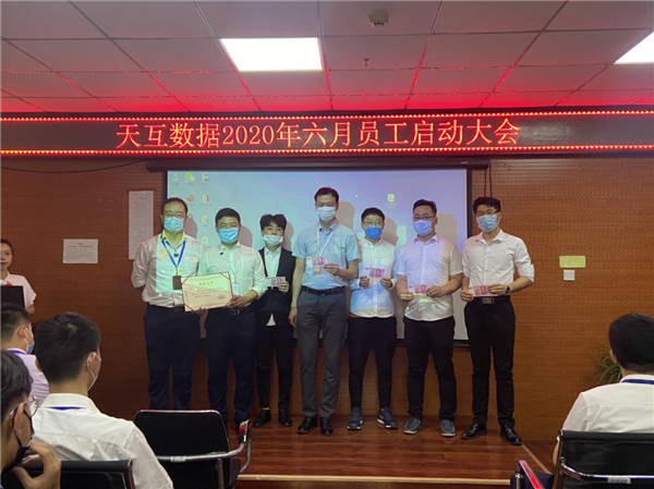 王總為四月份完成率最高的部門頒獎