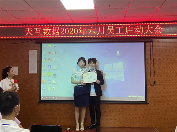 魏總為四月份銷售冠軍頒獎